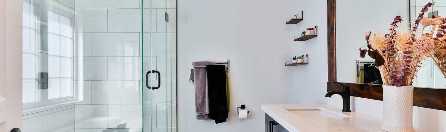 Salle de bain moderne rénovée avec douche à l’italienne et double vasque
